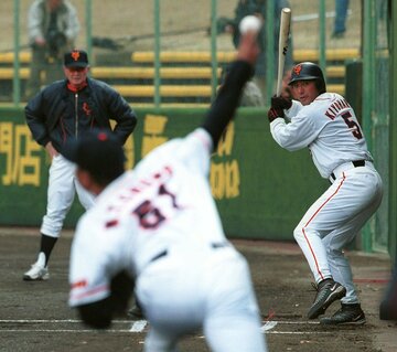 清原和博を見守る長嶋茂雄監督（左）、投手はチョン・ミンテ＝西京極球場で