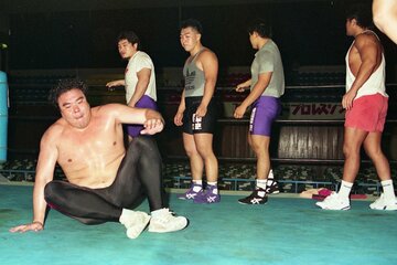 新人と一緒に練習するプロレスデビュー当時の安田忠夫