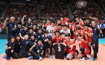 藤井直伸さんのユニホームと集合写真を撮る男子バレー日本代表