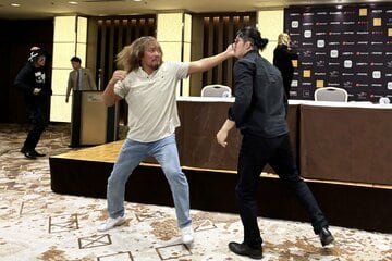 会見後の乱闘で、OZAWA(右)を殴りつける内藤哲也