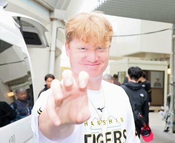 得意のナックルボールのポーズを見せる阪神の新助っ人・ネルソン