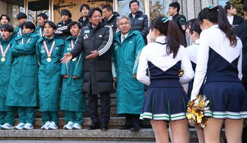 チアリーディング部から祝福される原晋監督