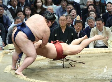 10日目は朝紅龍(右)をタイミングよくはたいた豪ノ山