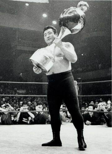 ５連覇を達成した力道山。最後のトロフィー姿となった