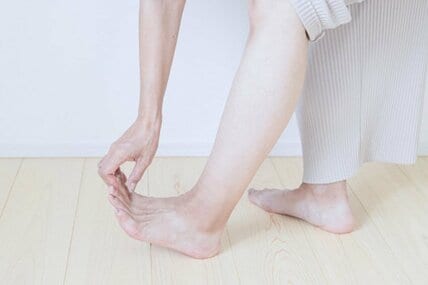 ふくらはぎにこむら返りが起こったら、爪先を顔の方へゆっくり引き寄せるといい