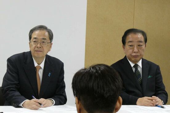 辞任を表明した斉藤鉄夫共同代表と野田佳彦共同代表