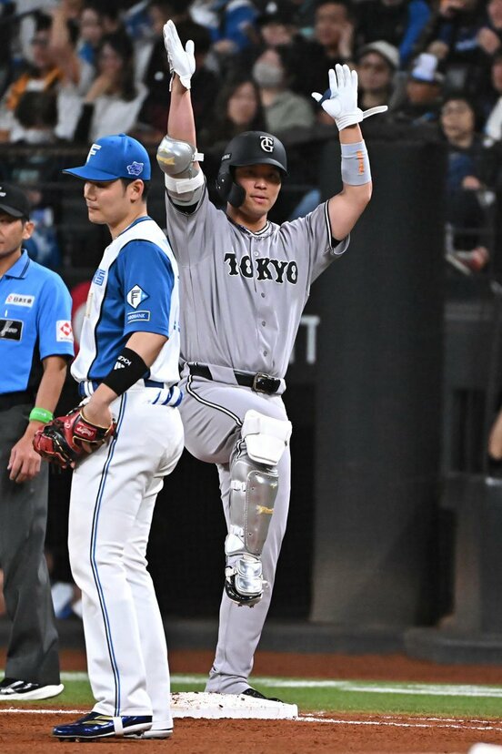 DHで2安打を放ち、ポーズを決める巨人・大城卓三(右)