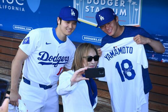 山本由伸㊨、大谷翔平㊧と記念撮影を行うYOSHIKI