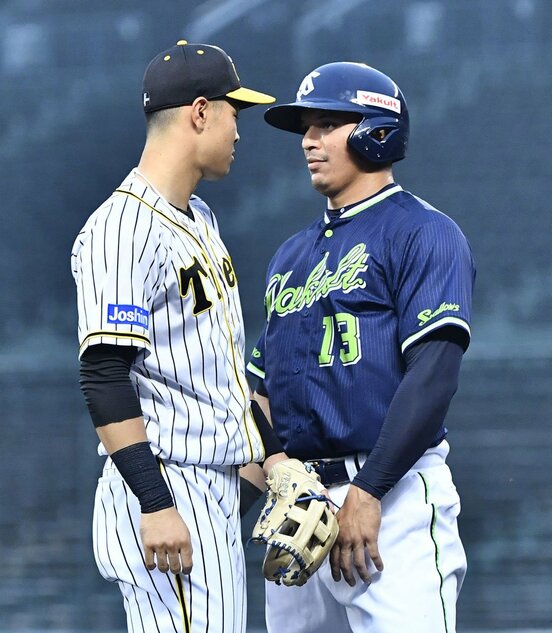  オスナ（右）とにらみあう佐藤輝