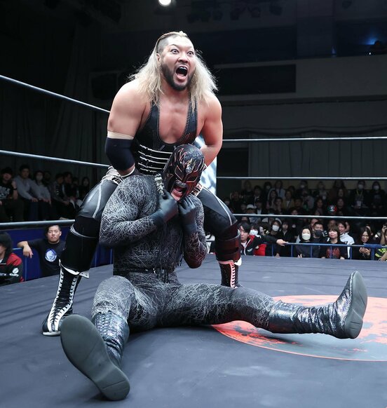 ＥＶＩＬ(上)はシュン・スカイウォーカーの首をタオルで締め上げる