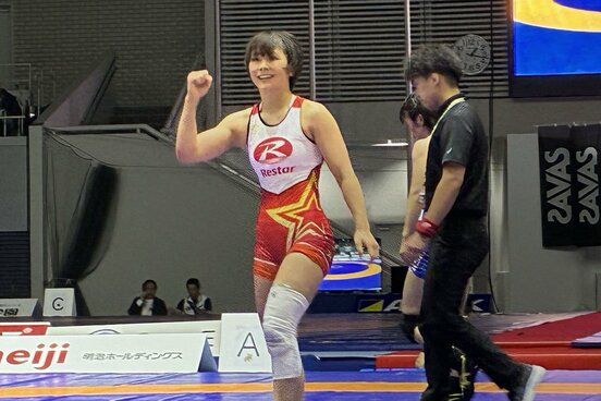 女子57キロ級を制した藤波朱理はガッツポーズ