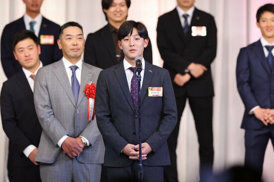 巨人・阿部監督から突然〝あいさつ指令〟を受ける宇都宮葵星（代表撮影）