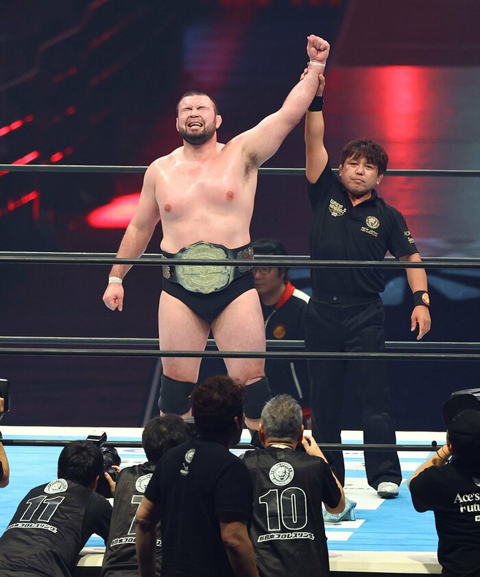 ベルトを巻き、万感の表情のウルフアロン