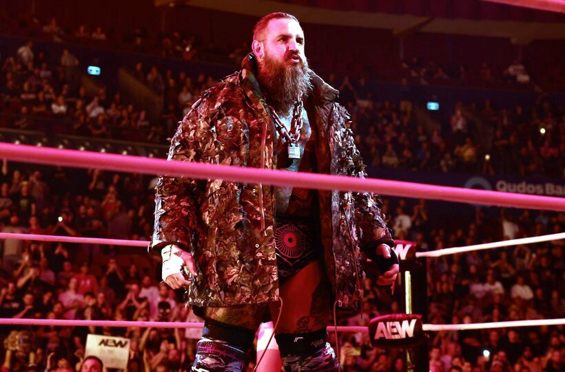 メイン戦でリングインしたブロディ・キング(©All Elite Wrestling）