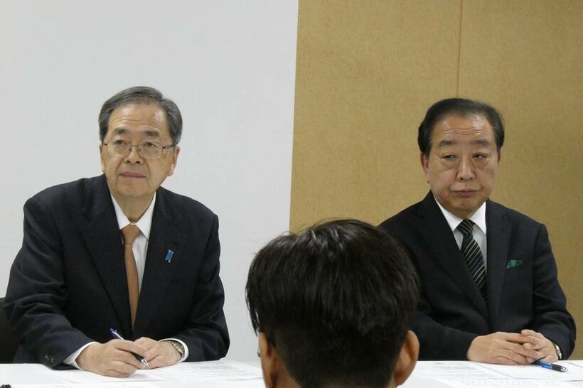 辞任を表明した斉藤鉄夫共同代表と野田佳彦共同代表