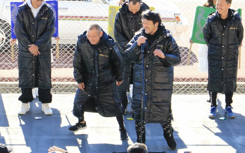 西原智昭（左）に突かれる竹谷隆