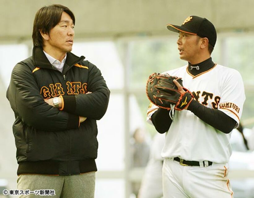  宮崎キャンプで松井氏（左）と話す阿部（２０１５年２月）