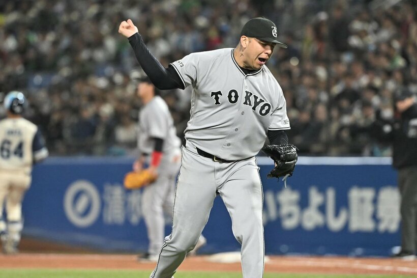 ６回を投げ終えてガッツポーズするマタ