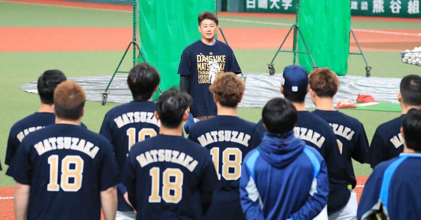  記念Tシャツを着てナインにあいさつする松坂（東スポWeb）