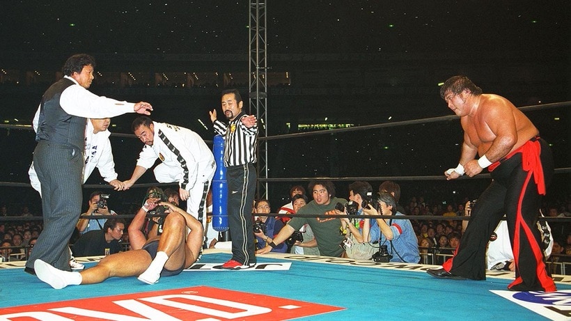 藤波社長（左）はリングインして試合を止めた（２００１年１月、東京ドーム）