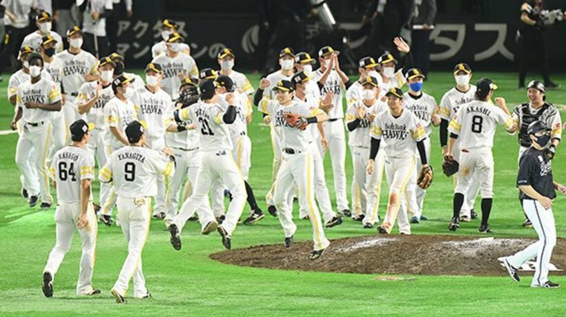  歓喜のジャンプで喜ぶ周東と栗原