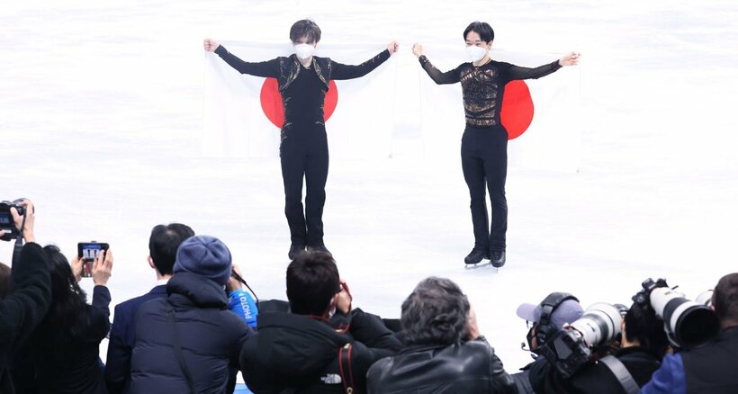  銅メダルの宇野昌磨（左）