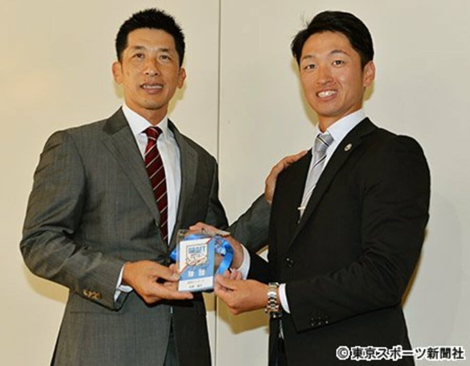  ドラフト会議で自身が使用した入場ＩＤを近本（右）にプレゼントした矢野監督