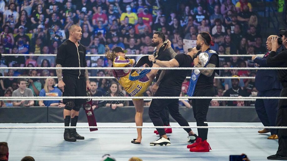  （左から）ランディ・オートン、ヒザ蹴りを放つリドル、ジェイ・ウーソ、ローマン・レインズ、ジミー・ウーソ、ポール・ヘイマン(©2022 WWE, Inc. All Rights Reserved.)