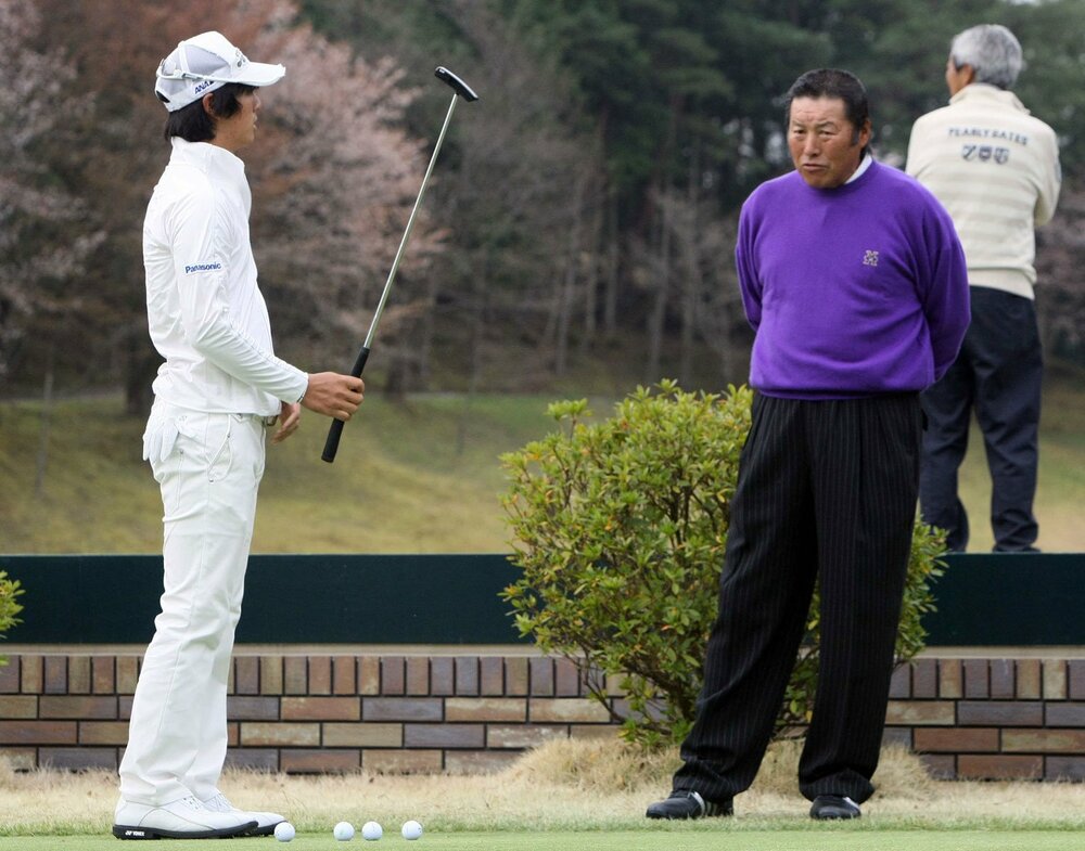 石川遼にレクチャーする尾崎将司さん