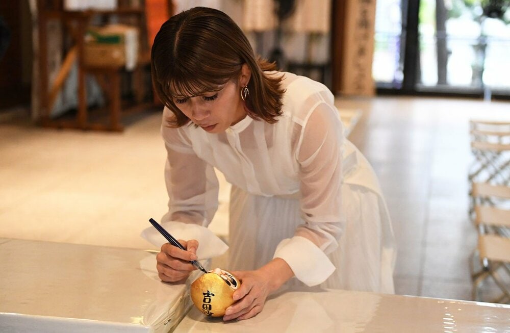ダルマに目をいれる吉田沙保里