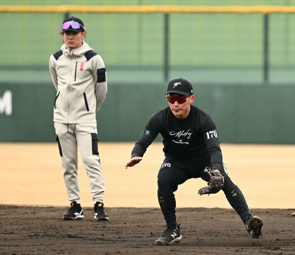 牧原が見守るなか、守備練習する西尾