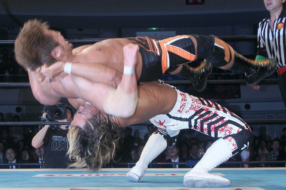 小島聡にドラゴンスープレックスする棚橋弘至（２０１１年）