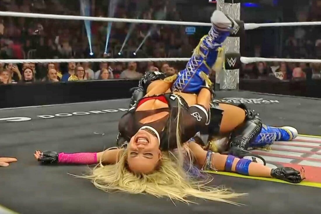 スキを突いてカイリ・セイン(奥)をフォールしたリブ・モーガン（©AbemaTV, Inc.）