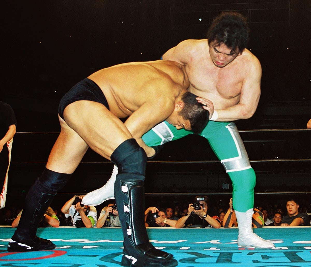 小川(左)のタックルを封じる三沢（同）