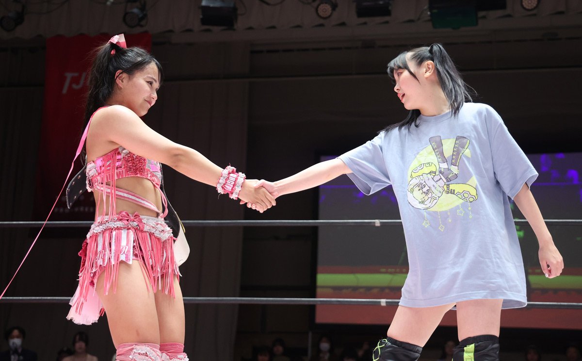 試合後,渡辺(左)に挑戦表明した鈴芽