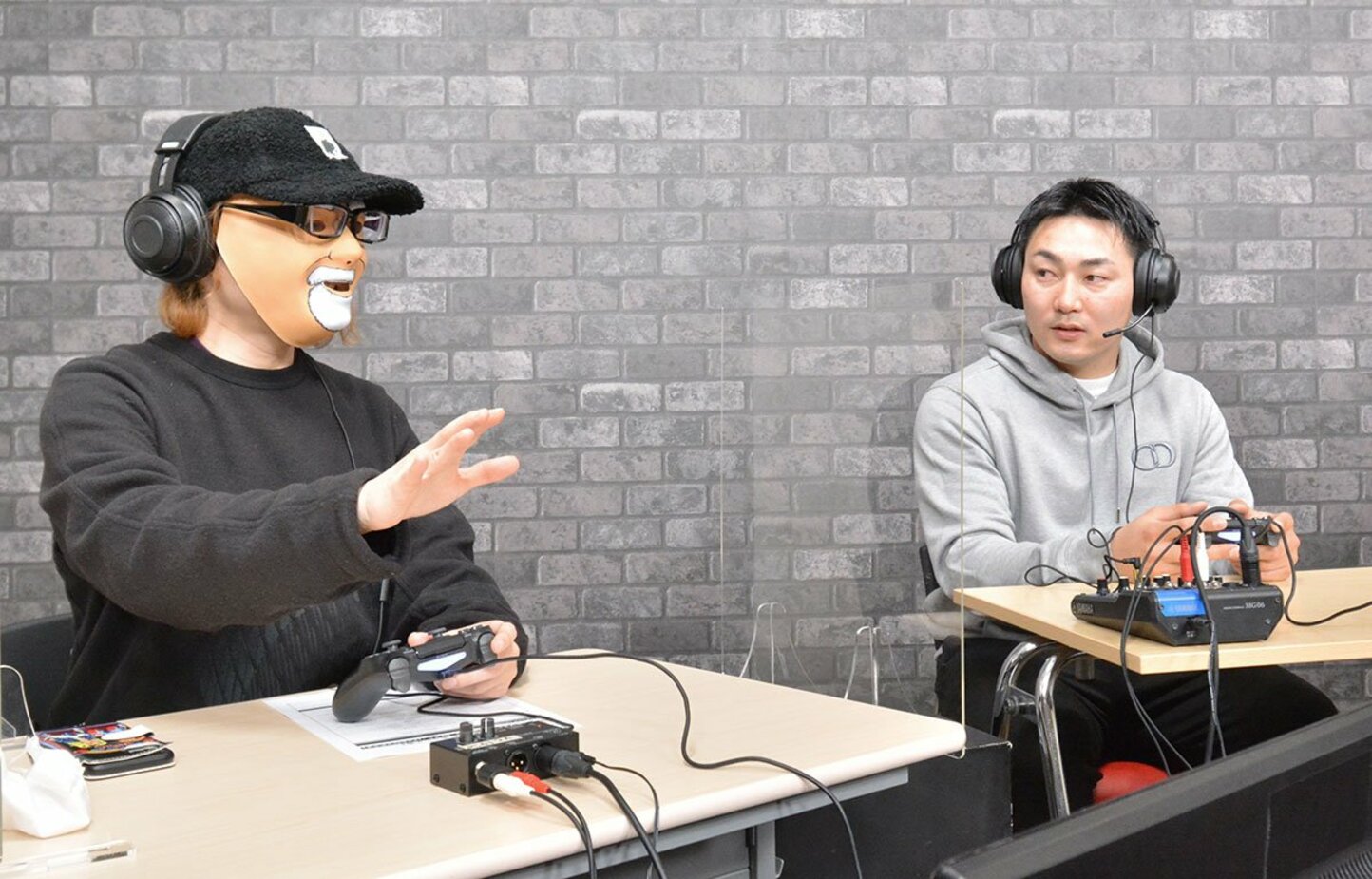 あこがれのべるくらと真剣な表情で話し込む丸(東スポWeb)