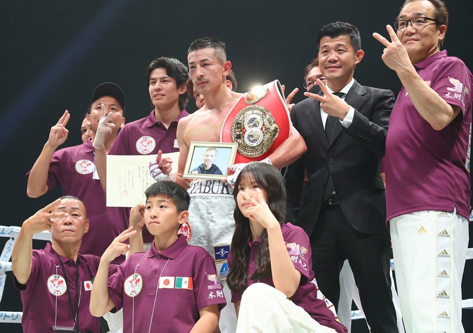 試合後、亀田興毅氏らとともに記念撮影する矢吹正道(中)