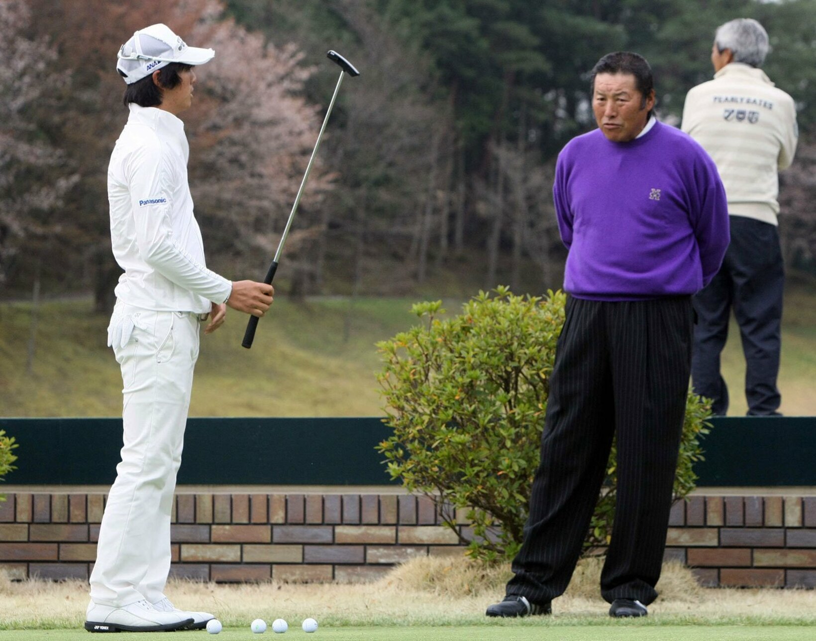 石川遼にレクチャーする尾崎将司さん