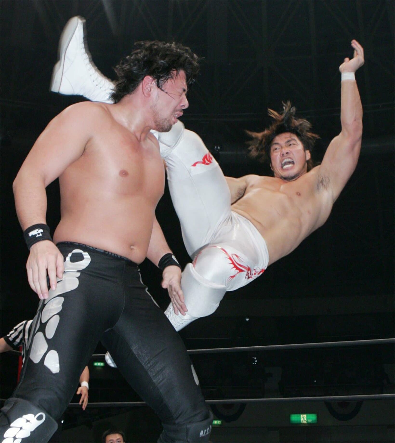 中邑真輔（左）に延髄斬りを繰り出す棚橋弘至（右、06年2月）