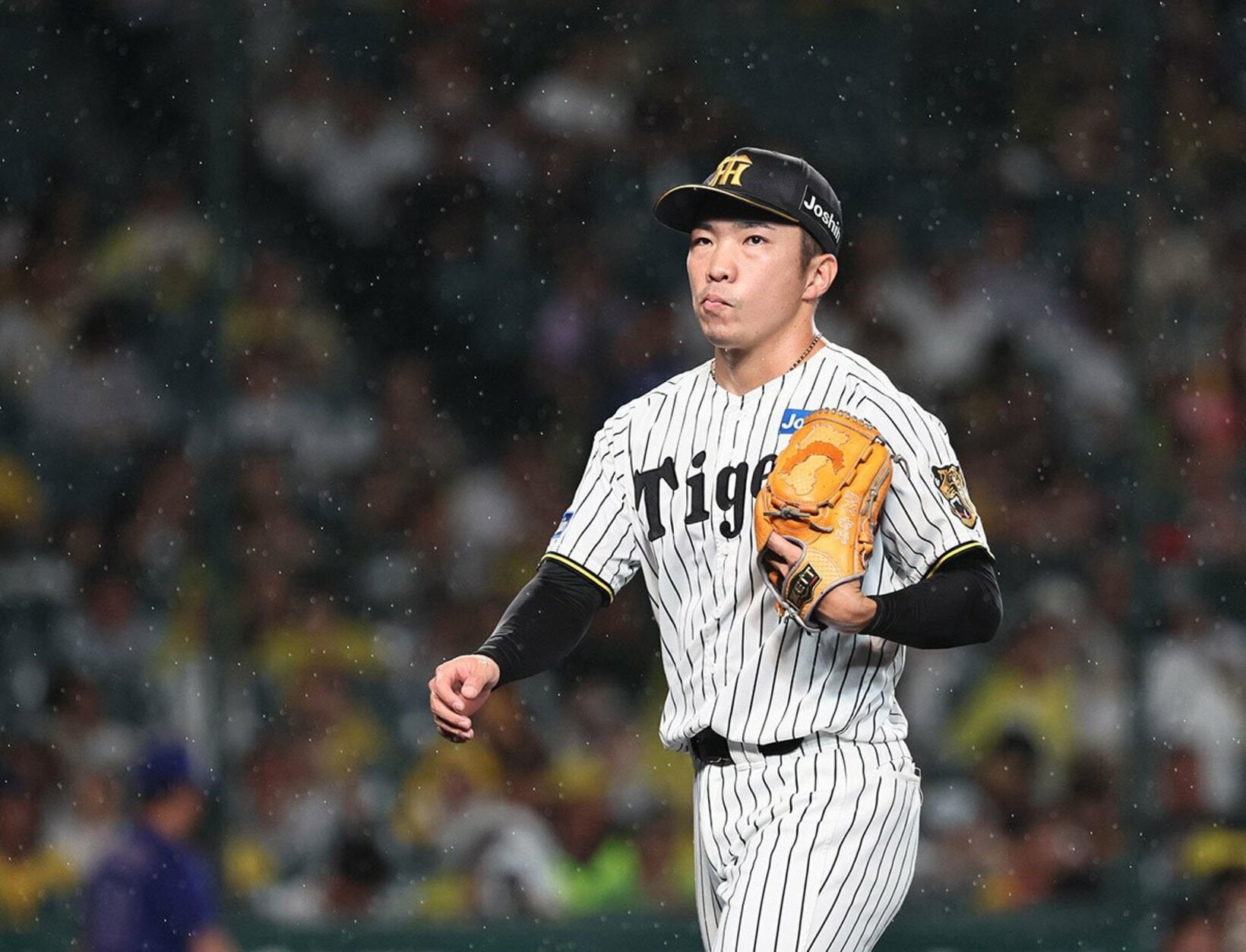６回に登板し、無失点記録が途絶えてしまった阪神・石井大智