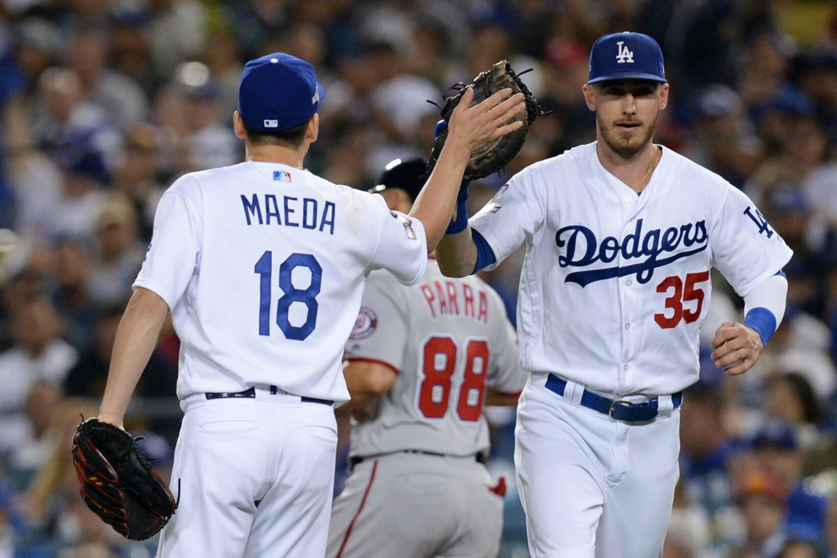 前田健太(左)とベリンジャー(2019年・ロイター)