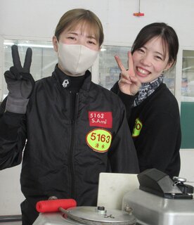  １期後輩の藤本紗弥香(右)とＶサインをする清水愛海（東スポWeb）