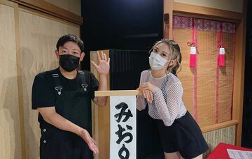 タッグを組む石松（左）とみおり
