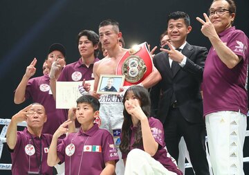 試合後、亀田興毅氏らとともに記念撮影する矢吹正道(中)