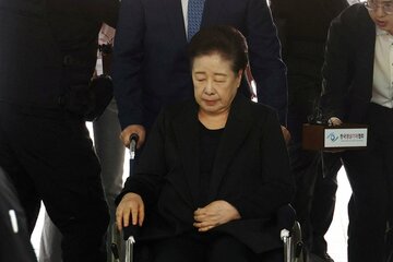 司直の手に落ちた韓鶴子被告（ロイター）