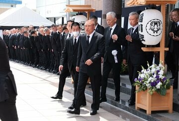 一番手前から右へ山口組の司忍組長、稲川会の内堀和也会長、山口組の竹内照明若頭