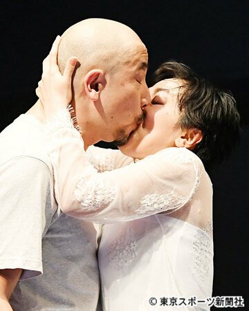  激しいキスシーンを演じる斉藤淳と佐藤あかり