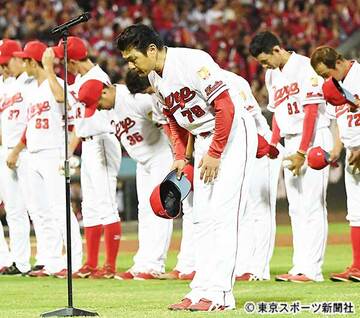  ファンに頭を下げる緒方監督