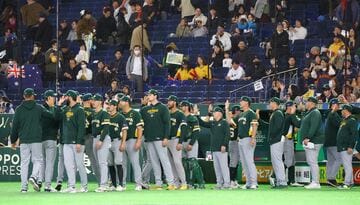 試合に勝利し喜ぶオーストラリアナイン