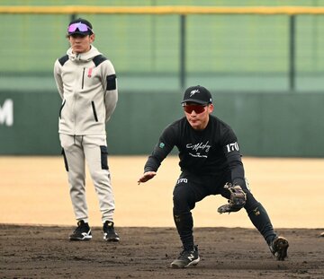 牧原が見守るなか、守備練習する西尾